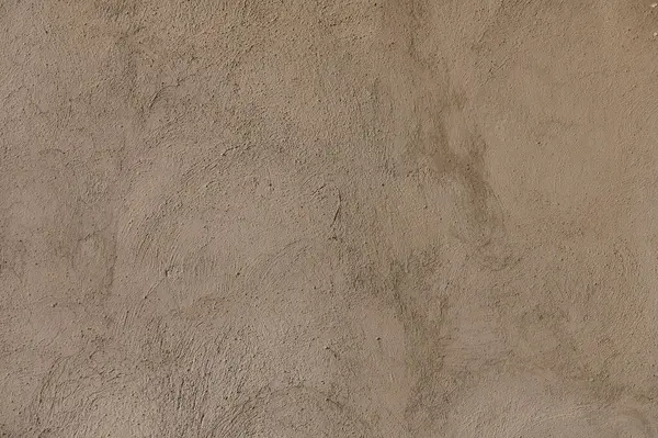 Güneş ışığı, kerpiç duvarlarında gölgeler oluşturur. Çöldeki el yapımı inşaatın güzelliğini vurgular..