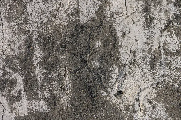 Kalıplaşmış beton bir duvar benzersiz desenler sergiliyor ve kentsel bir manzarada hava durumu geçmişi var..