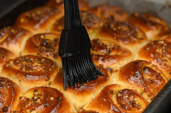 Altın tarçınlı börekler fırından yeni çıkar yumuşak, kabarık dokuları parlak bir cila ile gelişir. Pasta fırçası tatlılık katar, davetkar bir koku yaratır..