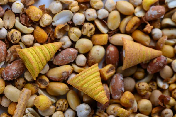 Renkli abur cuburlar ve çeşitli fındıkların hoş bir kombinasyonu yüzeyi kaplıyor. Canı çıtır çıtır ve tuzlu bir şeyler çeken herkesi cezbediyor. Toplantılar sırasında paylaşmak için mükemmel.