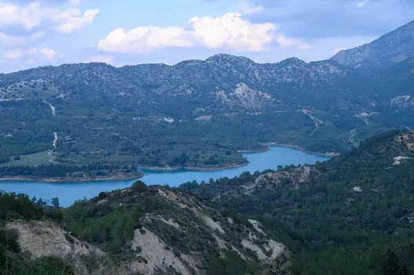 Bereketli yeşil vadiler kayan dağların altına uzanırken sakin bir göl gökyüzünün renklerini yansıtıyor ve bu uzak arazide keşif yapmaya davet ediyor..