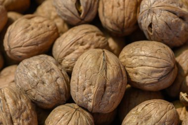 Sıcak bir mutfakta çeşitli cevizler dinleniyor, yumuşak ışık altında dokulu kabukları parlıyor. Bu sahne, yemek pişirmede yaratıcılığa davetiye çıkararak önümüzdeki aşçılık olanaklarına rahatlık ve imalarda bulunuyor..