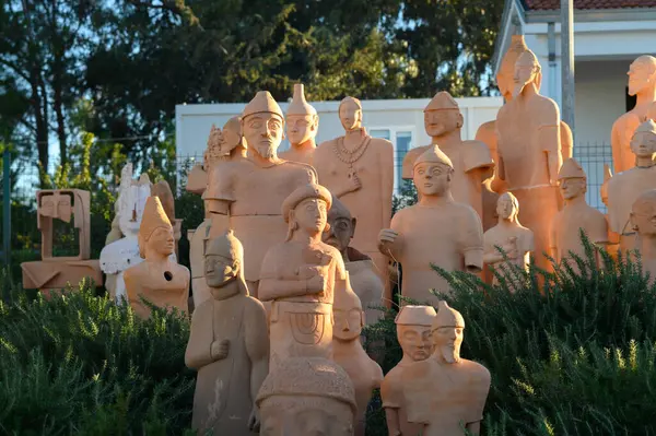 Karmaşık terracotta figürleri, güneş batarken sıcak altın ışıkla yıkanan yemyeşil bir bahçede gururla dururlar. Bu davetkar sahne sanatsal ve kültürel mirası uyumlu bir ortamda sergiliyor..