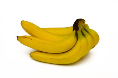 Dört olgun muz düzgünce sıralanır, pürüzsüz sarı derileri yumuşak ışık altında parlar. Bu durgun yaşam kompozisyonu, meyvenin sade bir arka plana karşı tazeliğini ve çekiciliğini vurgular.