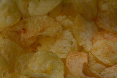 Altın patates cipslerinden oluşan renkli bir karışım kaseyi dolduruyor, atıştırmalık aşıkları rahatlatıcı bir akşamda en sevdikleri filmleri izlerken keyifli bir çıtır çıtır yemeye davet ediyor..