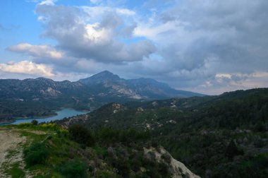Yuvarlanan dağlar gökyüzüne dokunurken, parıldayan göl yukarıdaki bulutları yansıtırken nefes kesici manzaralar gözler önüne seriliyor. Doğa gelişir, macera ve barışı davet eder..