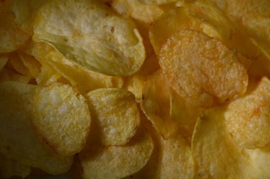 Altın, çıtır çıtır patates cipsleri, arkadaşlarla sıcak bir akşamın tadını çıkarmaları için abur cubur meraklılarını davet etti. Tatmin edici çıtır çıtır ve tuz toplanmaya neşe getirir..