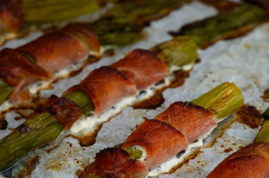 Taze kuşkonmaz sapları ince dilimlenmiş lezzetli ete sarılır ve çıtır çıtır olana kadar pişirilir..