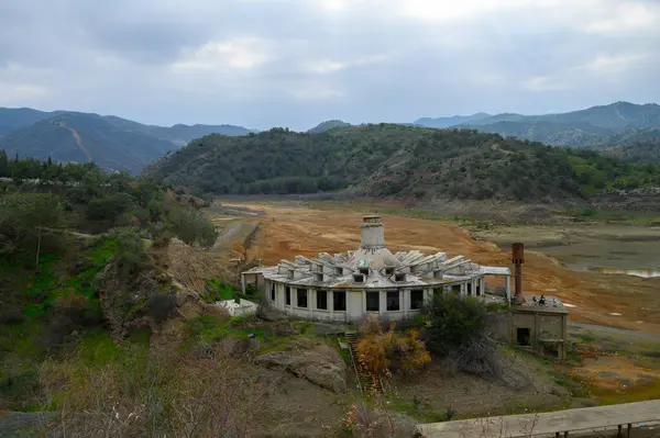 Bir zamanlar hareketli bir alandı, çürüyen bina kavrulmuş toprak ve kayan tepelerin, kasvetli bir gökyüzünün altında çarpıcı bir manzaraya karşı duruyordu. Doğa kendi alanını geri almaya başlar..