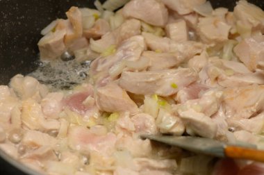 Yumuşak sotelenmiş soğan ile karıştırılmış, sıcak tavada kaynamış tavuk parçaları. Mutfağın sıcaklığı güneş batmaya başladığında havayı ağız sulandıran aromalarla doldurur..