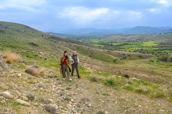 İki arkadaş yemyeşil tepelerde sakin bir yürüyüşe çıkar nefes kesen manzaranın ve doğanın huzurunun tadını çıkarırlar. Çevrelerindeki canlı yeşillik keşfi davet ediyor..