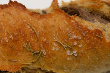 Kırsal bir ekmeğin altın-kahverengi kabuğu, otlar ve deniz tuzu ile lekelenmiş, ev yapımı fırının özünü yakalar. Sıcak ve davetkar, konfor ve sıcaklık kokuları getiriyor..