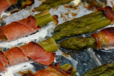 Kuşkonmaz mızrakları kıtır kıtır pastırmanın içine yerleştirilir ve fırının ışıltılı sıcaklığının altında cızırdar. Yeşil ve kahverengi renkler uyumlu bir şekilde harmanlanarak enfes bir mutfak deneyimini anımsatıyor..