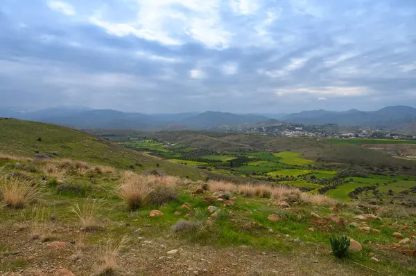 Yuvarlanan tepeler, yumuşak ve sessiz bir ışıkla aydınlatılan yemyeşil alanlar ve uzak köylerle bezenmiş huzurlu bir vadi. Bu huzurlu cennette doğanın sessizliği hüküm sürüyor..
