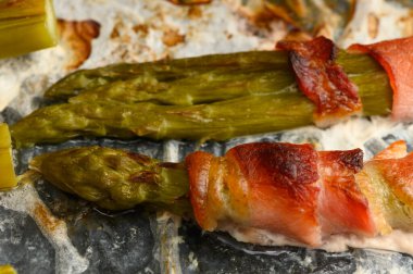 Taze kuşkonmaz, kıtır kıtır pastırmaya sarılır, mükemmel ızgara yapılır ve canlı bir yaz barbeküsünde servis edilir. Arkadaşlar ve aile bir araya gelir. Sıcak bir arka bahçede canlı tatların tadını çıkarırlar..