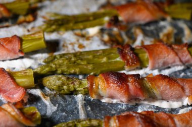 Yumuşak kuşkonmaz mızrakları çıtır çıtır pastırmaya ustalıkla sarılır. Lezzetli bir akşam yemeği partisi için mükemmel bir lezzet yaratır. Aromatik tatlar mutfaktan akıp gidiyor..