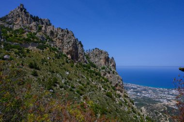 Kuzey Kıbrıs 'taki bir ortaçağ kalesi olan St. Hilarion Şatosu, Kyrenia bölgesi ve Akdeniz hakkında çarpıcı manzaralar sunuyor.