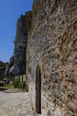 St. Hilarion Kalesi 'nin kalıntıları Akdeniz 1' in nefes kesici manzaralı bir dağ sırtında yer almaktadır.