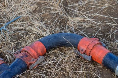 Plastik bir su borusunun yakın plan çekimi. Tesisat bağlantısı kavramı