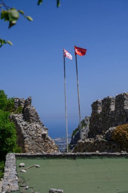 St. Hilarion Şatosunda Türkiye ve Kuzey Kıbrıs Bayrakları
