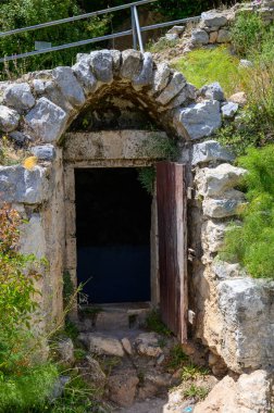 St. Hilarion Kalesi 'nin Zindanına Eski Giriş