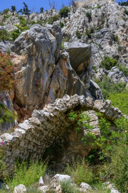 Kuzey Kıbrıs 'taki St. Hilarion Şatosu' nun eski taş duvarları, dar geçitleri ve gizemli tarihi bir atmosferi olan ortaçağ iç kısımlarını keşfedin..