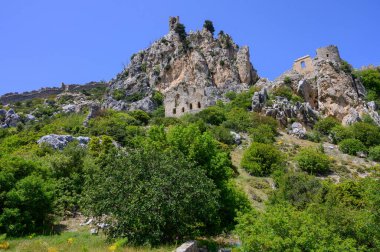 Kuzey Kıbrıs dağlarına tünemiş, panoramik manzaralar ve tarihi taş kalıntılarıyla 2025 yılındaki St. Hilarion Şatosu manzarası.