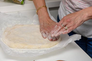 Sıcak Mutfakta Ev Yapımı Pizza Yapan Kadın