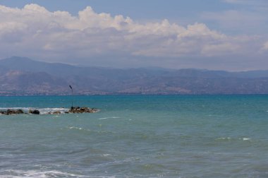 Kıbrıs adasındaki dramatik sıradağlarla Akdeniz 'in ufka doğru uzanan panoramik manzarası.