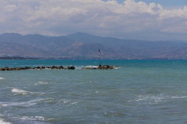 Idyllic Kıbrıs Sahilinde Açık Akdeniz ve Parlak Gökyüzü