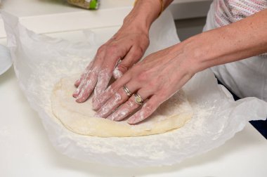 Mutfakta Taze Pizza Hazırlayan Kadın