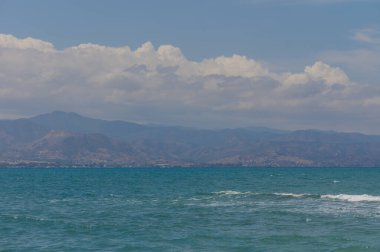 Kıbrıs adasındaki dramatik sıradağlarla Akdeniz 'in ufka doğru uzanan panoramik manzarası.