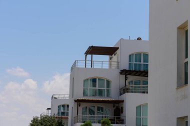 Kıbrıs Rum Kesimi 'nin güneşli tatil beldesinde palmiye ağaçlarıyla çevrili şık beyaz villalar, Akdeniz cazibesi ve rahatlığını yansıtıyor..