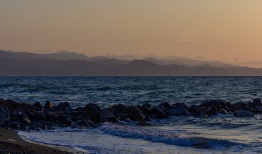 Kıbrıs Kıyı Kıyısında Bulutlu Altın Gün Batımı