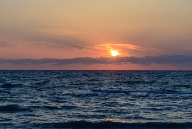 Kıbrıs kıyılarındaki Akdeniz 'de altın güneş batıyor