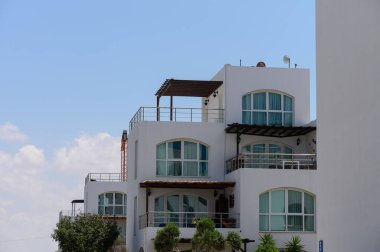 Kıbrıs Rum Kesimi 'nde Palmiye Ağaçlı Beyaz Akdeniz Villaları