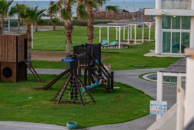 Tasasız genç bir kadın Kıbrıs adasında güzel bir manzarayla sallanmaktan hoşlanıyor. Yaz havası, özgürlük ve Akdeniz cazibesi.