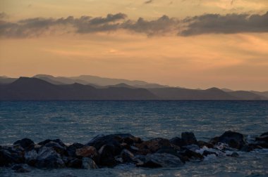 Kıbrıs adasında deniz manzaralı modern beyaz villalar. Parlak güneşli bir gün, Akdeniz mimarisi, mavi gökyüzü, palmiye ağaçları ve rahatlatıcı tatil atmosferi.