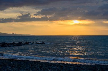 Kıbrıs 'ta dağlarla Akdeniz' de sakin gün batımı