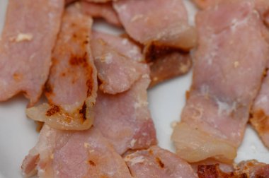 Beyaz Tabakta Izgara Pastırma