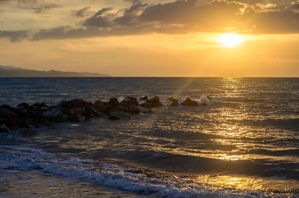 Günbatımı Işığında Kıbrıs Kıyı Şeridi