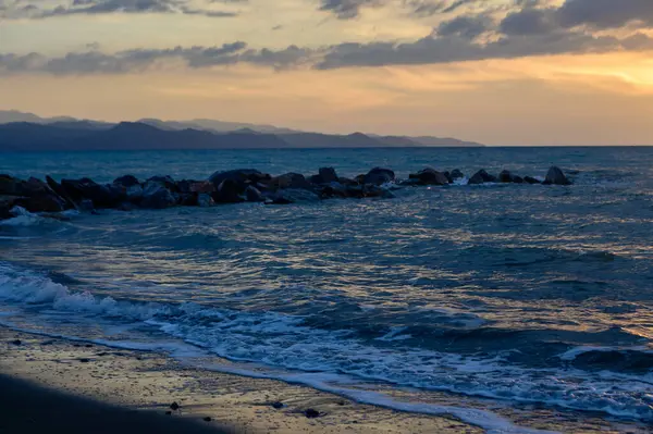 Kıbrıs Kıyısında Altın Gün Batımı