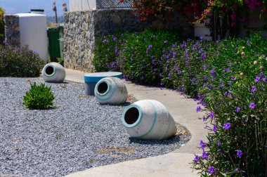 Kaliteli kil kavanozlar bir yerleşim yerindeki taş bir yol boyunca dekoratif olarak yerleştirilmiş. Akdeniz atmosferi, gayrimenkul, seyahat ve geleneksel yaşam tarzı temaları için ideal.