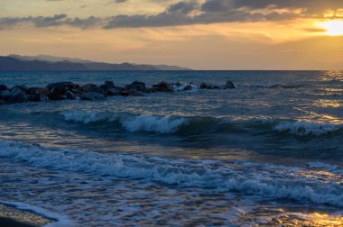 Kıbrıs Kıyısında Altın Gün Batımı