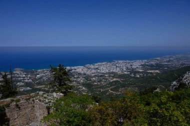 Saint Hilarion Kalesi 'nden panoramik manzara Kyrenia kasabasını ve pırıl pırıl Akdeniz kıyılarını gösteriyor. Kıbrıs Rum Kesimi 'nin en gözde manzarası.