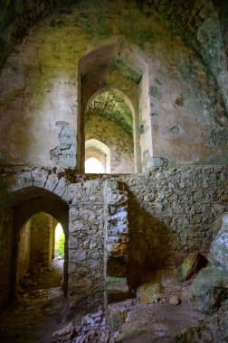 Aziz Hilarion Şatosu 'nun içinde, taştan sunak tabanı ve kemerli pencereleri olan, yumuşak güneş ışığıyla yıkanmış bir ortaçağ şapelinin kalıntıları..