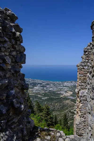 Hilarion Kalesi Kyrenia 'dan Görünüm