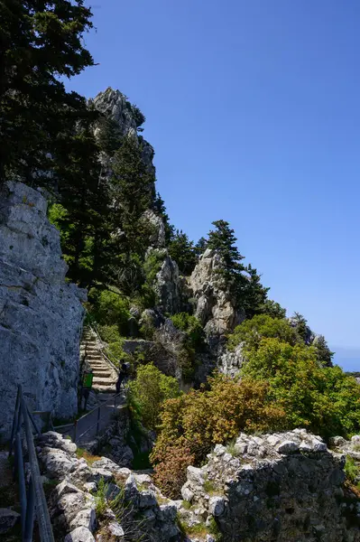 Kuzey Kıbrıs 'taki Saint Hilarion Kalesi' nden manzara. Kyrenia kıyı şeridine, dağlara ve Akdeniz 'e bakıyor. Ünlü tarihi ve turistik bir yer..