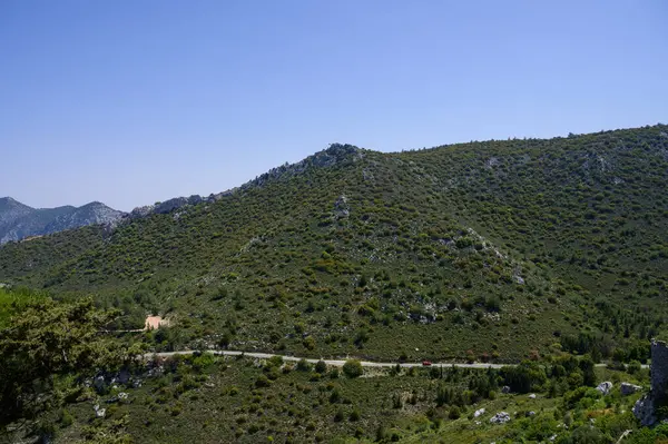 Saint Hilarion Kalesi 'nden nefes kesici manzara Kyrenia' yı ve mavi Akdeniz 'i gösteriyor. Kuzey Kıbrıs 'ta popüler bir manzara.