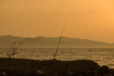 Kıbrıs Rum Kesimi 'nde Akdeniz Kıyısında Çubuklu Balıkçı